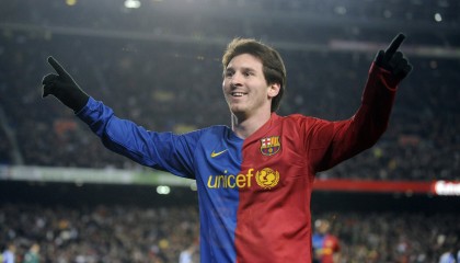 九游体育在线直播-西甲焦点：皇马vs巴萨比赛精彩瞬间集锦，皇马vs巴萨视频集锦